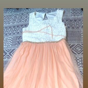 Long pearl, detailed dress